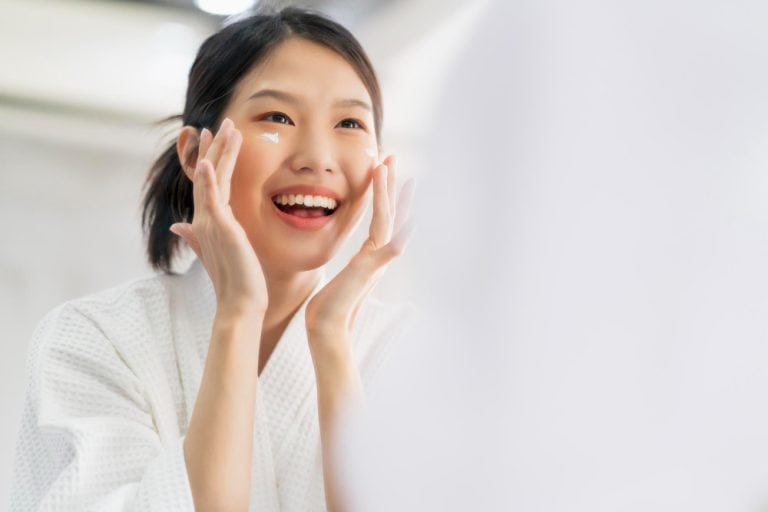 Read more about the article Alpha Arbutin in Skin Care: What It Is & How It Works